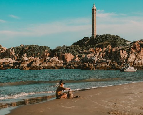 Seseorang sedang menuangkan sayur berkuah bening ke mangkuk