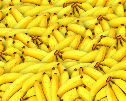 Piring berisi aneka buah tropis seperti pepaya dan pisang