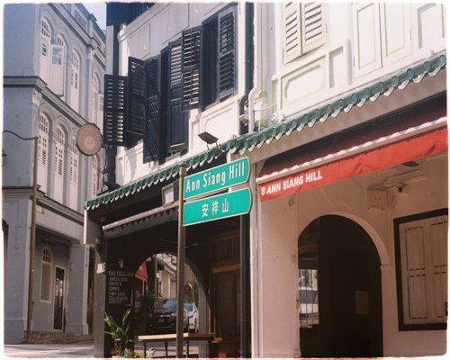 Mempersiapkan kotak bekal makan siang untuk kerja